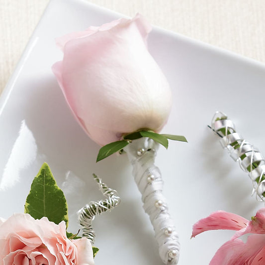 Boutonnière de roses roses