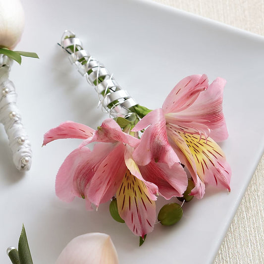 Boutonnière de lys péruvien rose